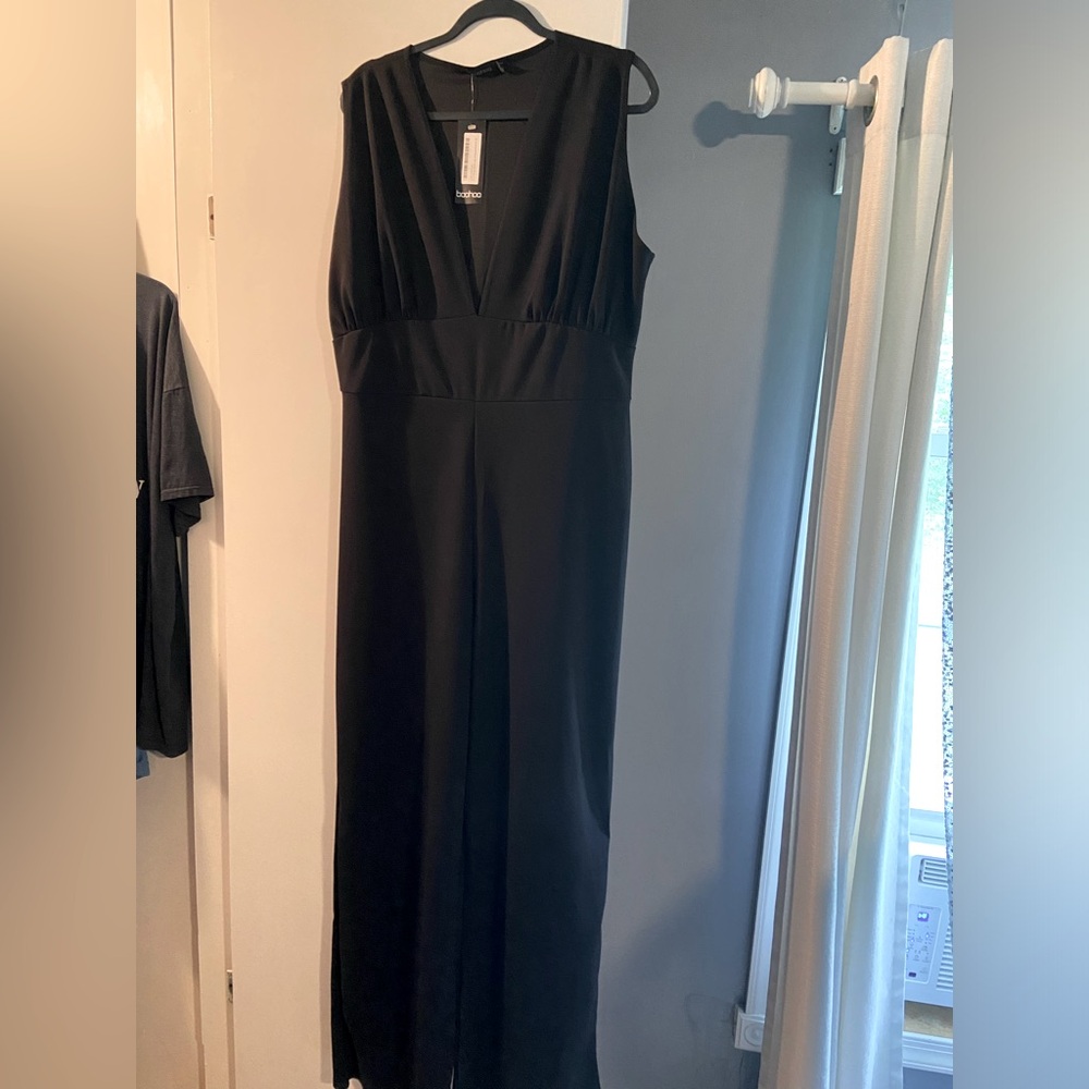Brand NWT-Black Wide-legged Deep Plunge Vneck Jumpsuit w/cinched waist